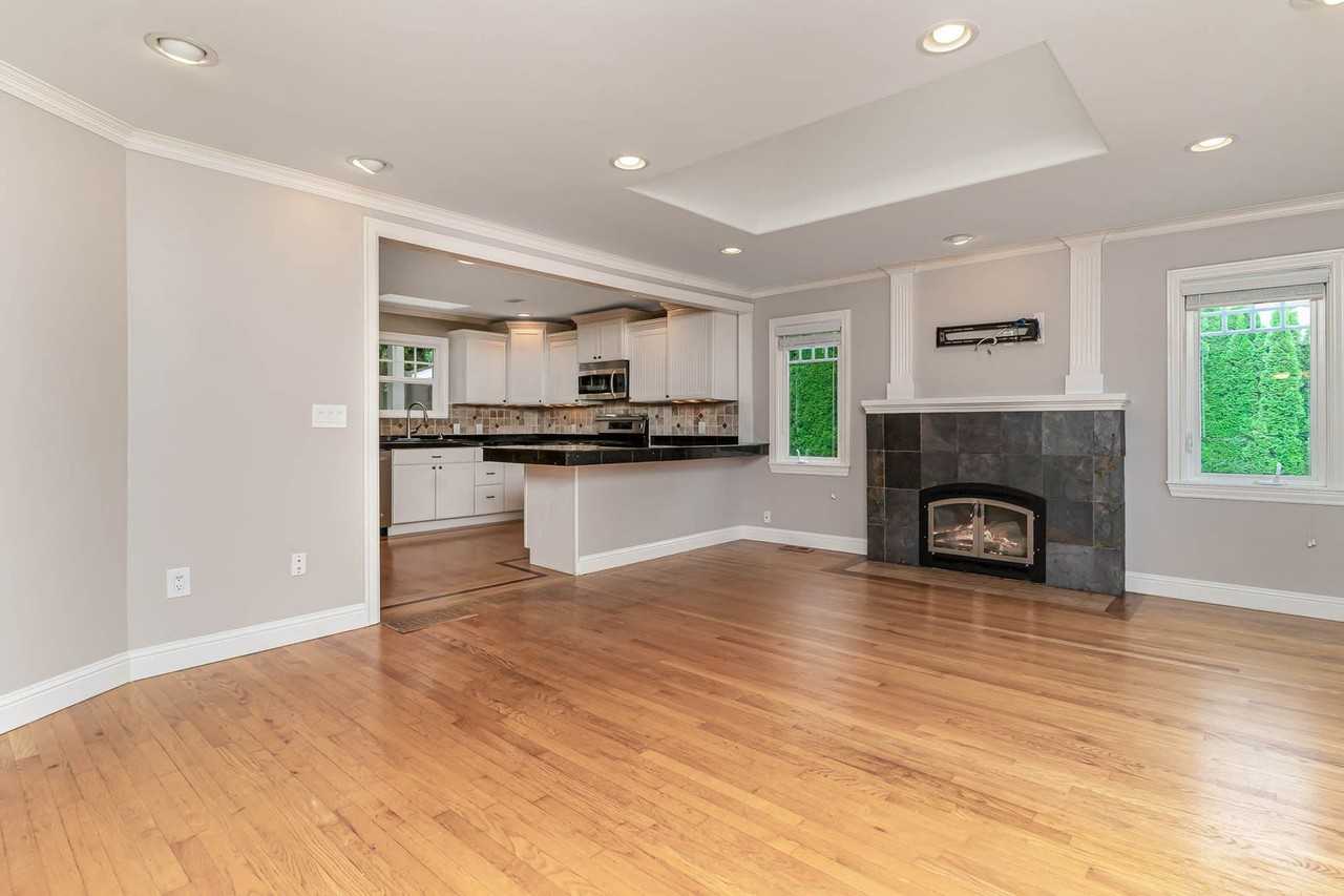 724 16th Ave W - Photo 4 of 25