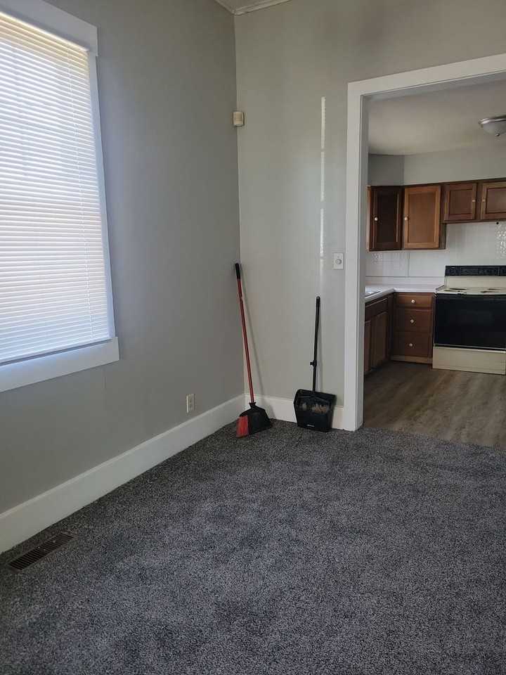 114 E 9th St - Photo 3 of 8