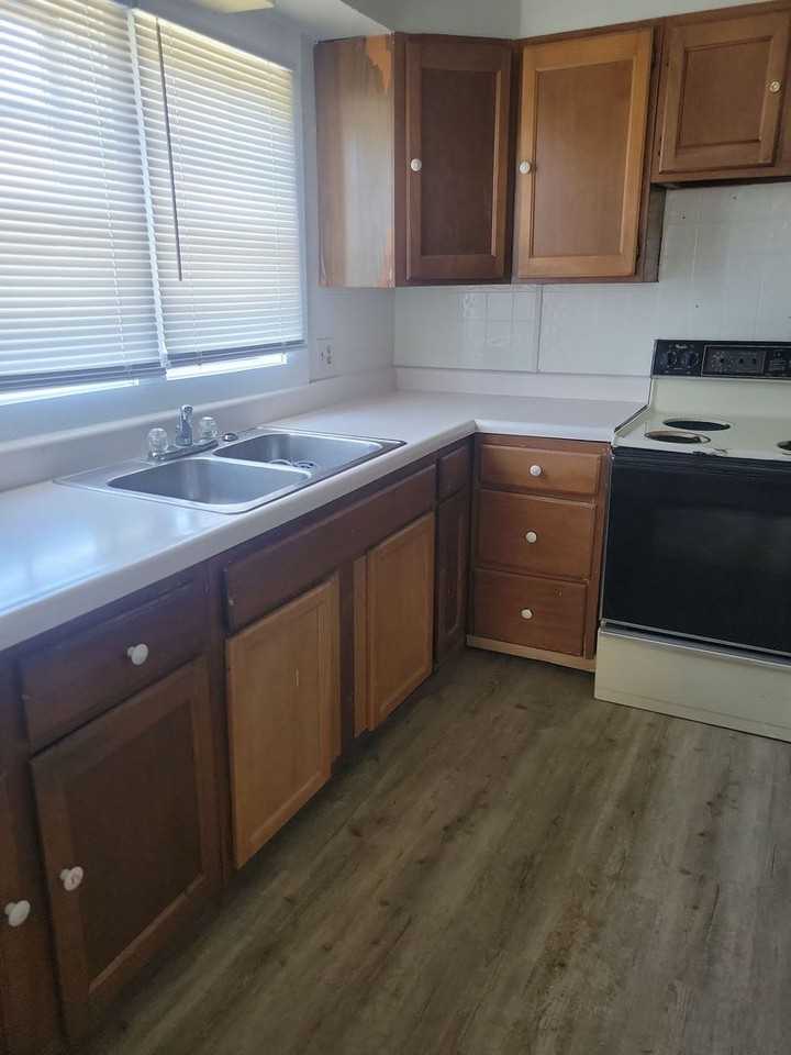 114 E 9th St - Photo 4 of 8