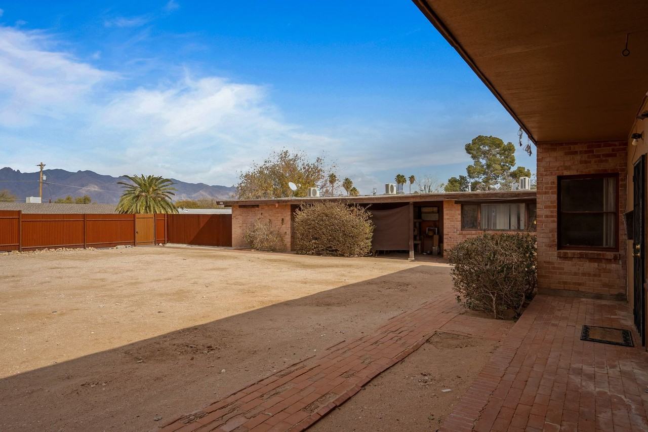 2230 E Spring St - Photo 3 of 26