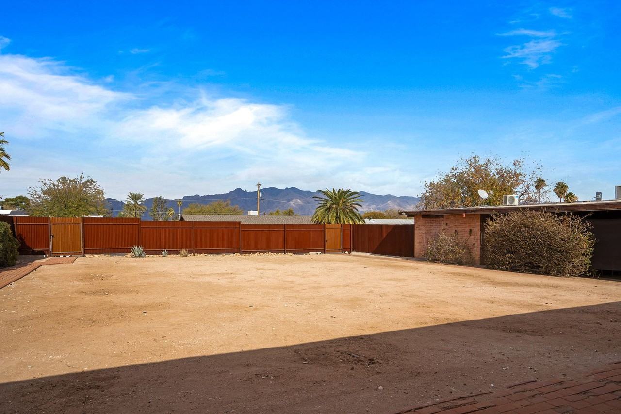 2230 E Spring St - Photo 4 of 26