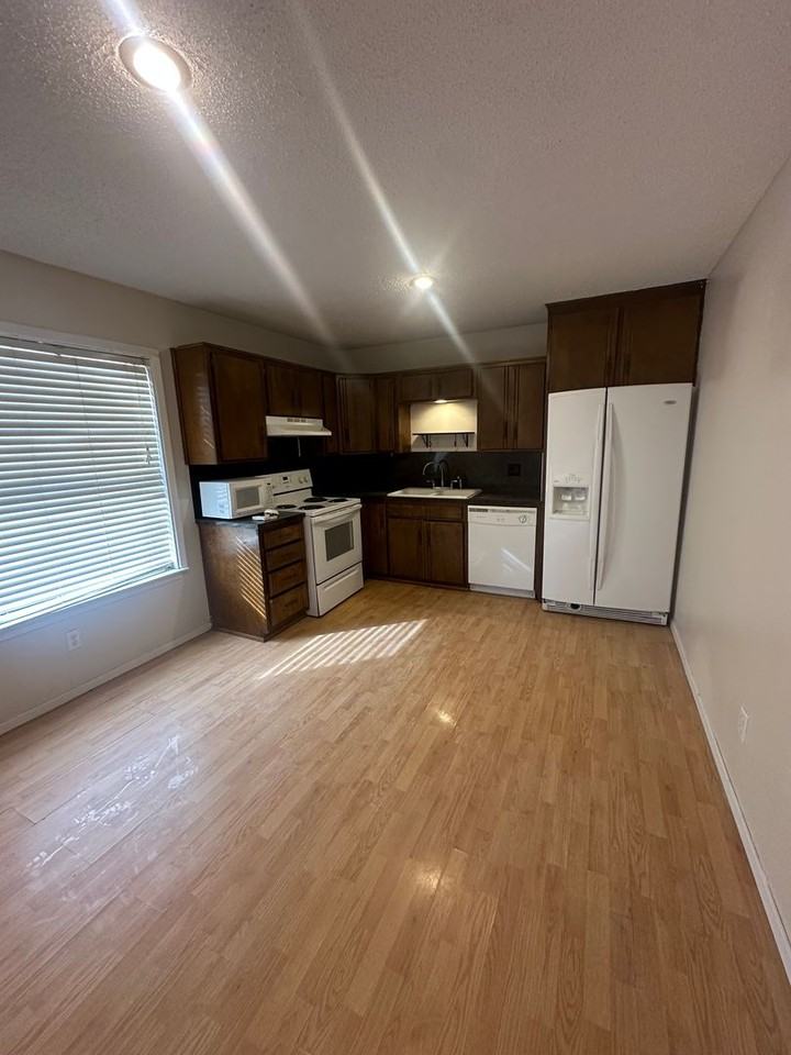 1411 Hickory St - Photo 3 of 22