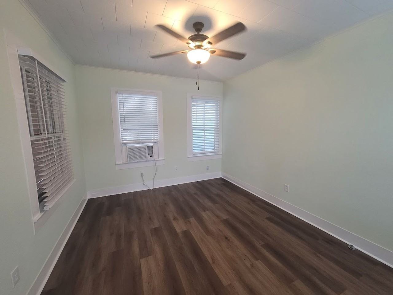 723 Sealy St - Photo 3 of 15