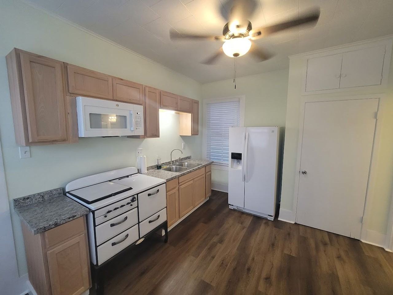 723 Sealy St - Photo 6 of 15