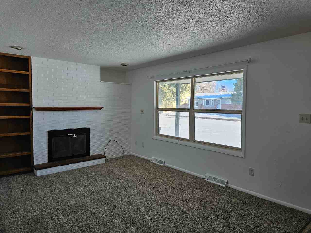 5002 Pineridge Ave - Photo 2 of 17