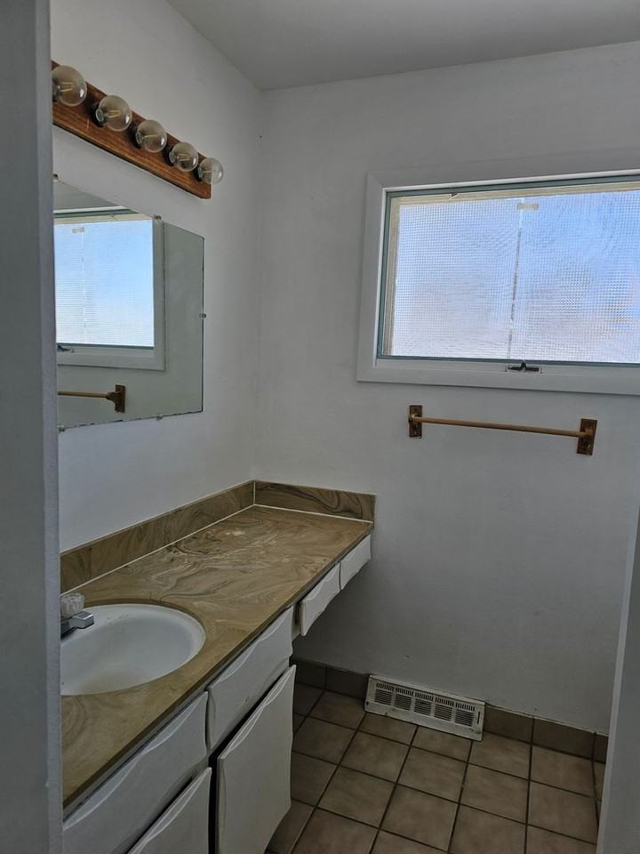 5002 Pineridge Ave - Photo 5 of 17