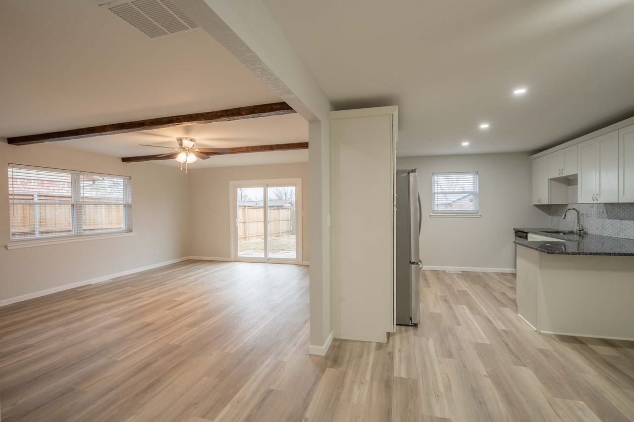 704 Jamaica Dr - Photo 3 of 15