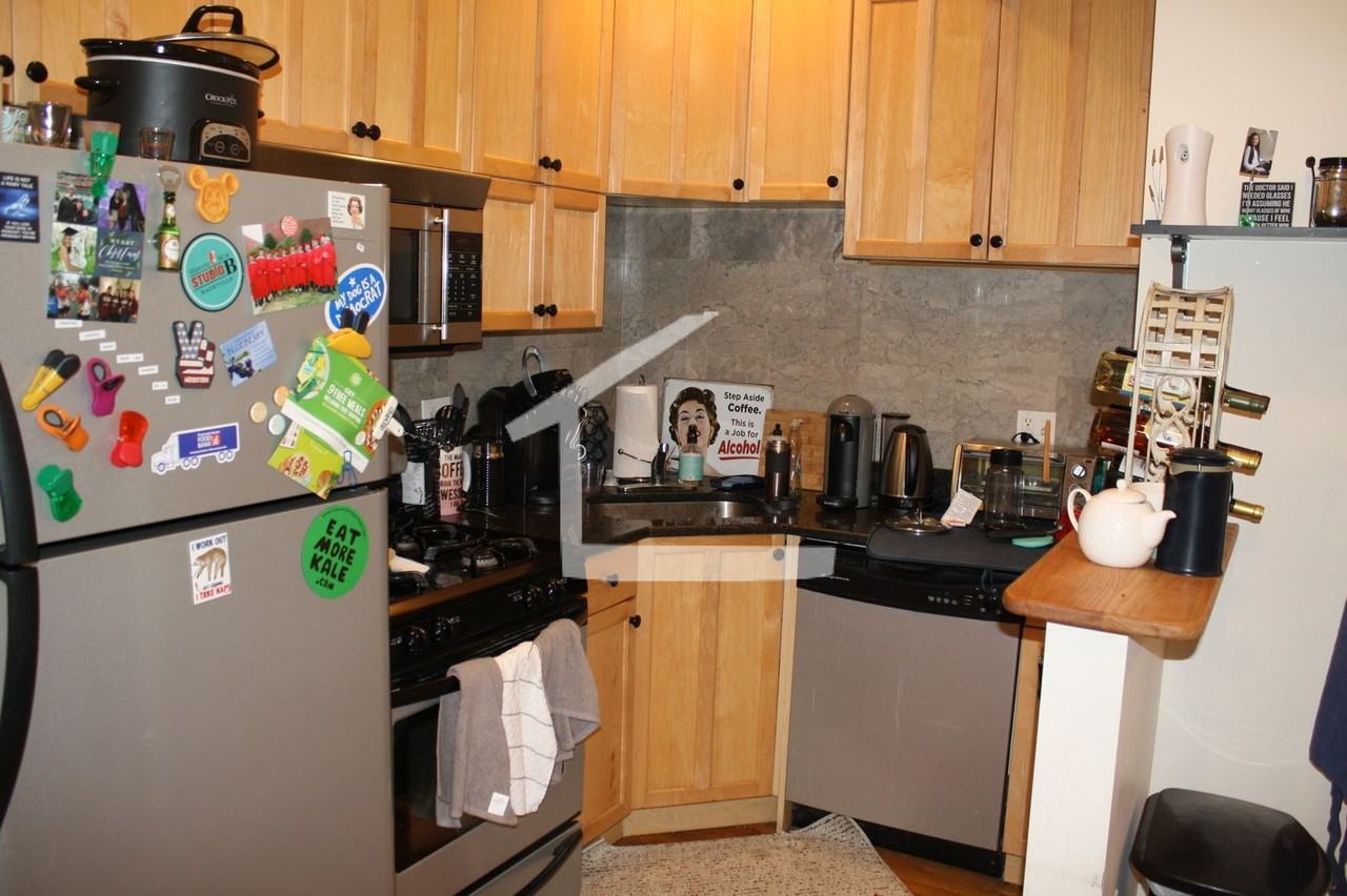 183 Winthrop Rd - Photo 4 of 10