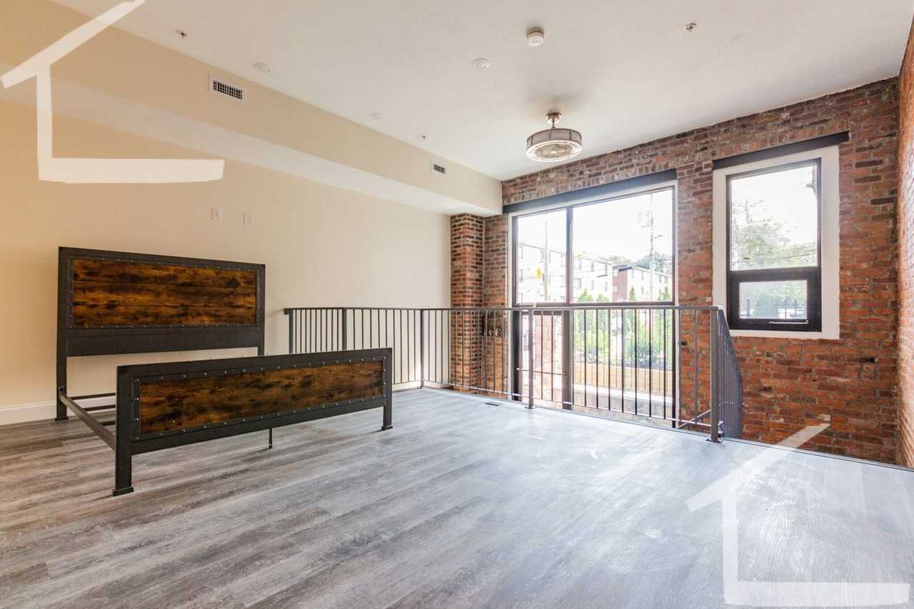 1032 Commonwealth Ave - Photo 3 of 9