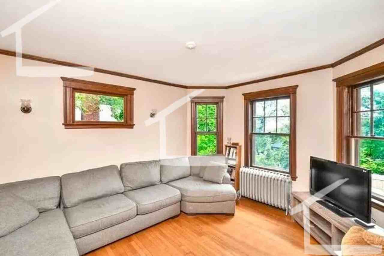 105 Colbourne Crescent - Photo 6 of 15