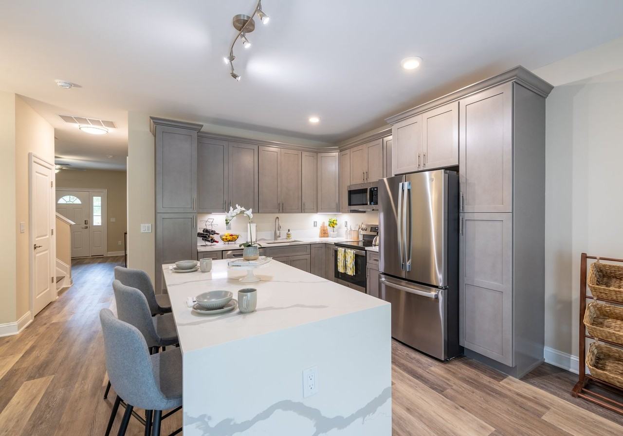 Luxury 3 Bed / 2.5 Bath Townhouse for Rent - Photo 4 of 21