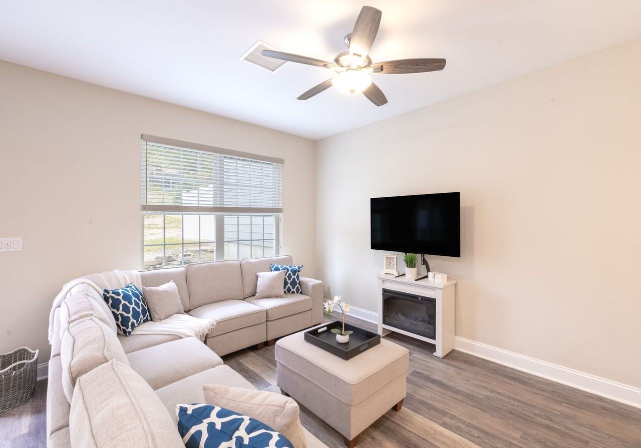 Luxury 3 Bed / 2.5 Bath Townhouse for Rent - Photo 6 of 21