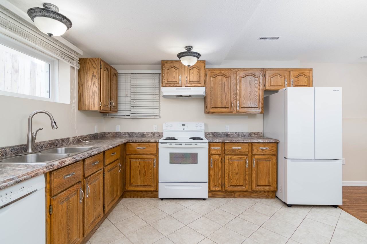 434 19 St Ne Lower - Photo 3 of 18