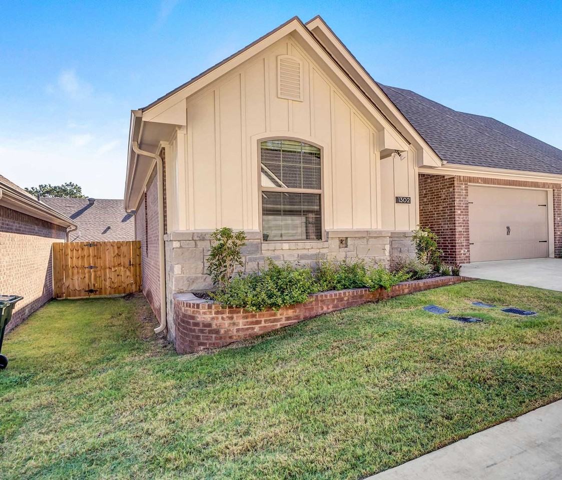 Eagles Crest Townhomes - Photo 2 of 10