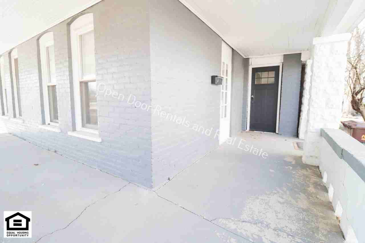 304/306 S Guilford St - Photo 2 of 22