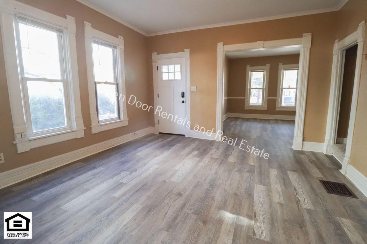 304/306 S Guilford St - Photo 4 of 22