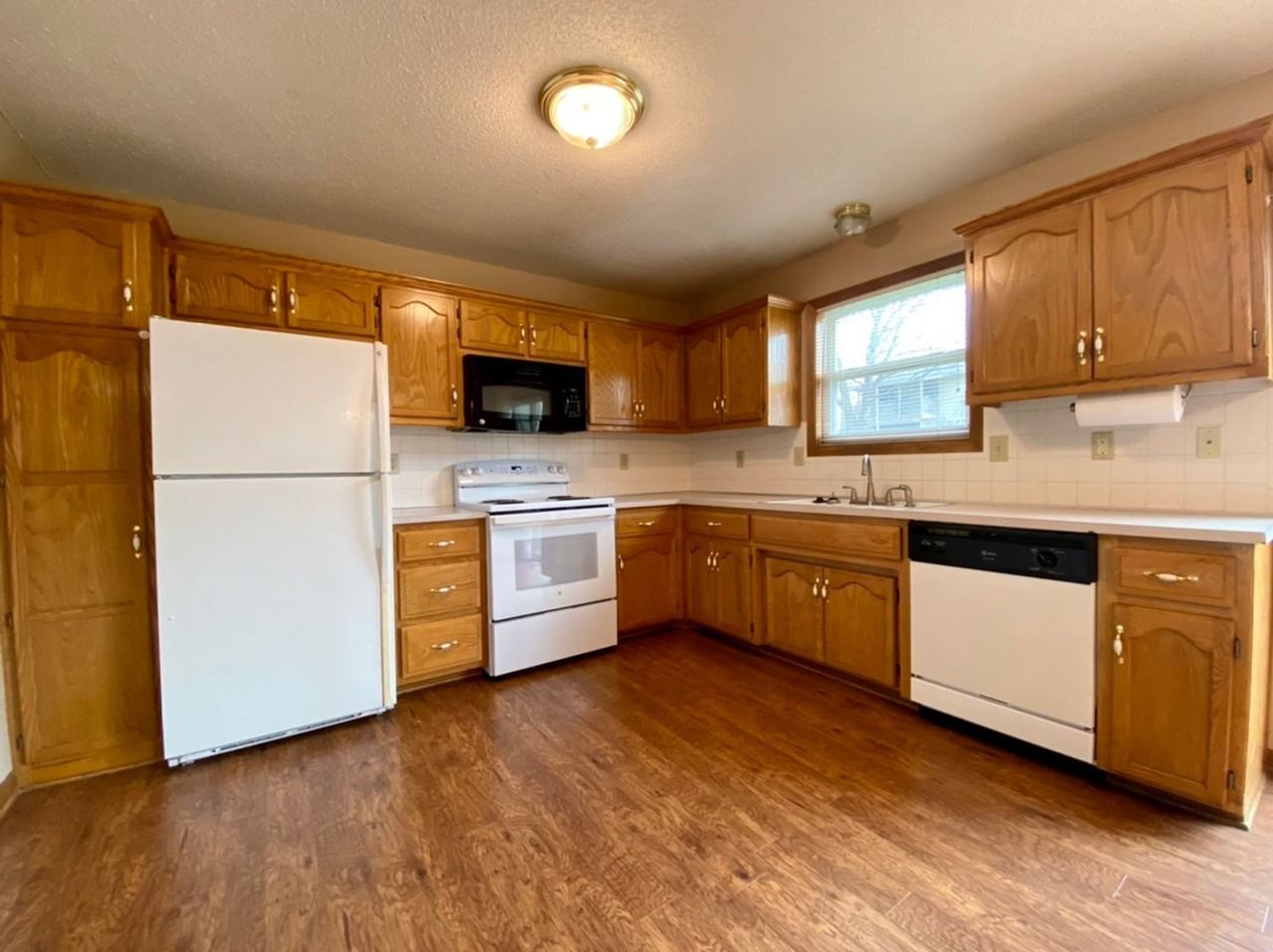 921 Fontana Ave - Photo 2 of 14