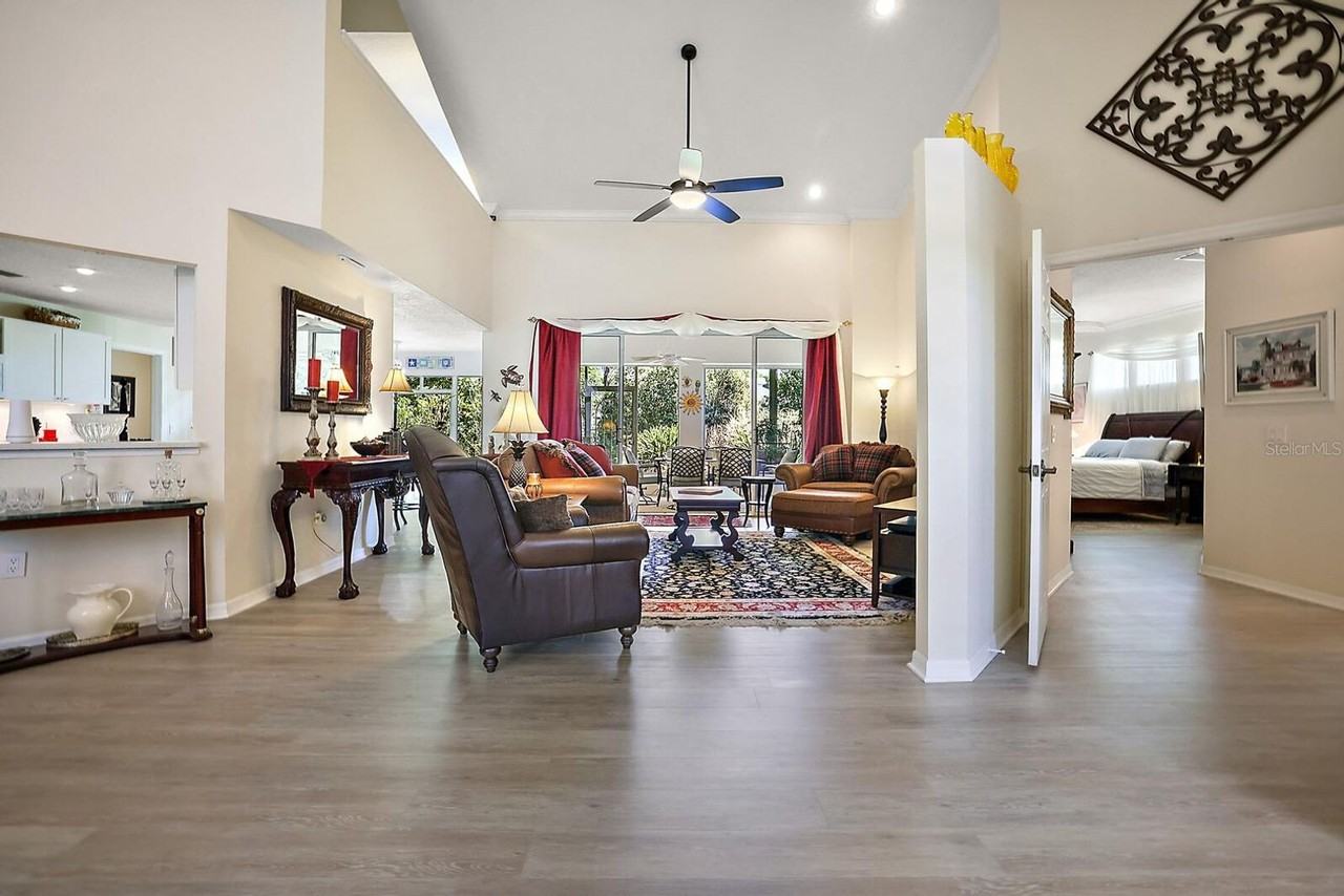 39100 Tacoma Dr - Photo 2 of 21