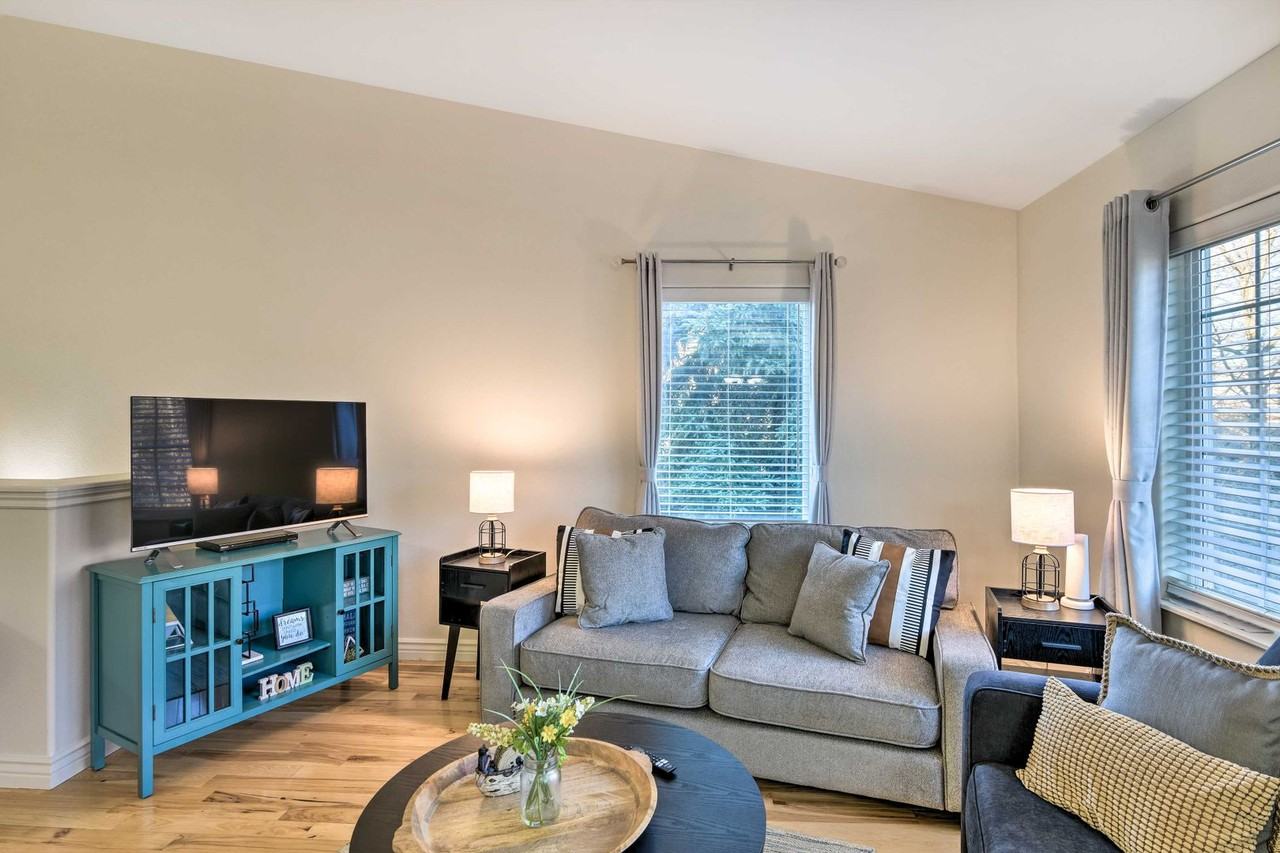 2432 Glacier St - Photo 3 of 31