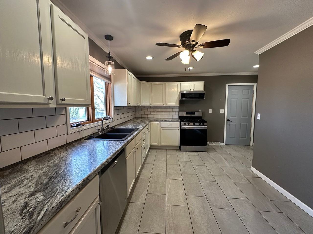 406 E Center Ave - Photo 6 of 13