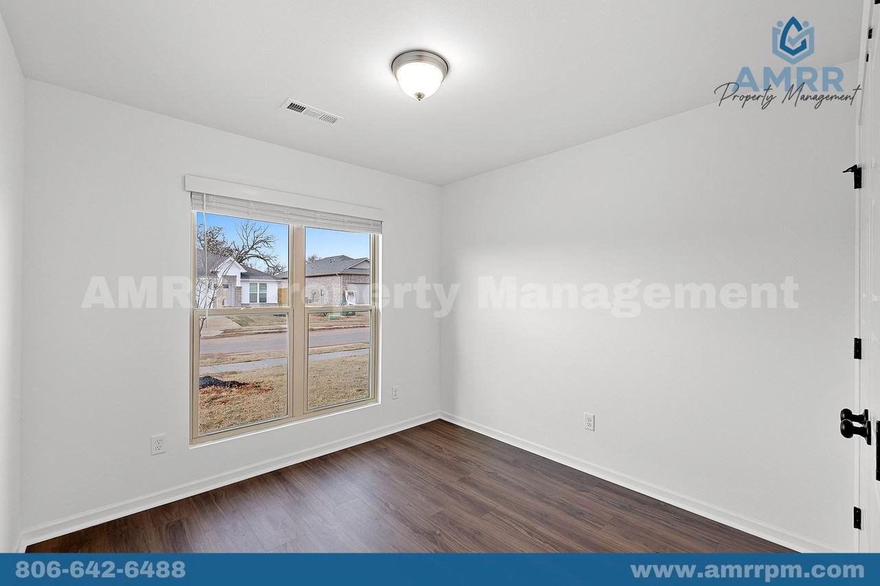 127 Sw Vicki St - Photo 6 of 33