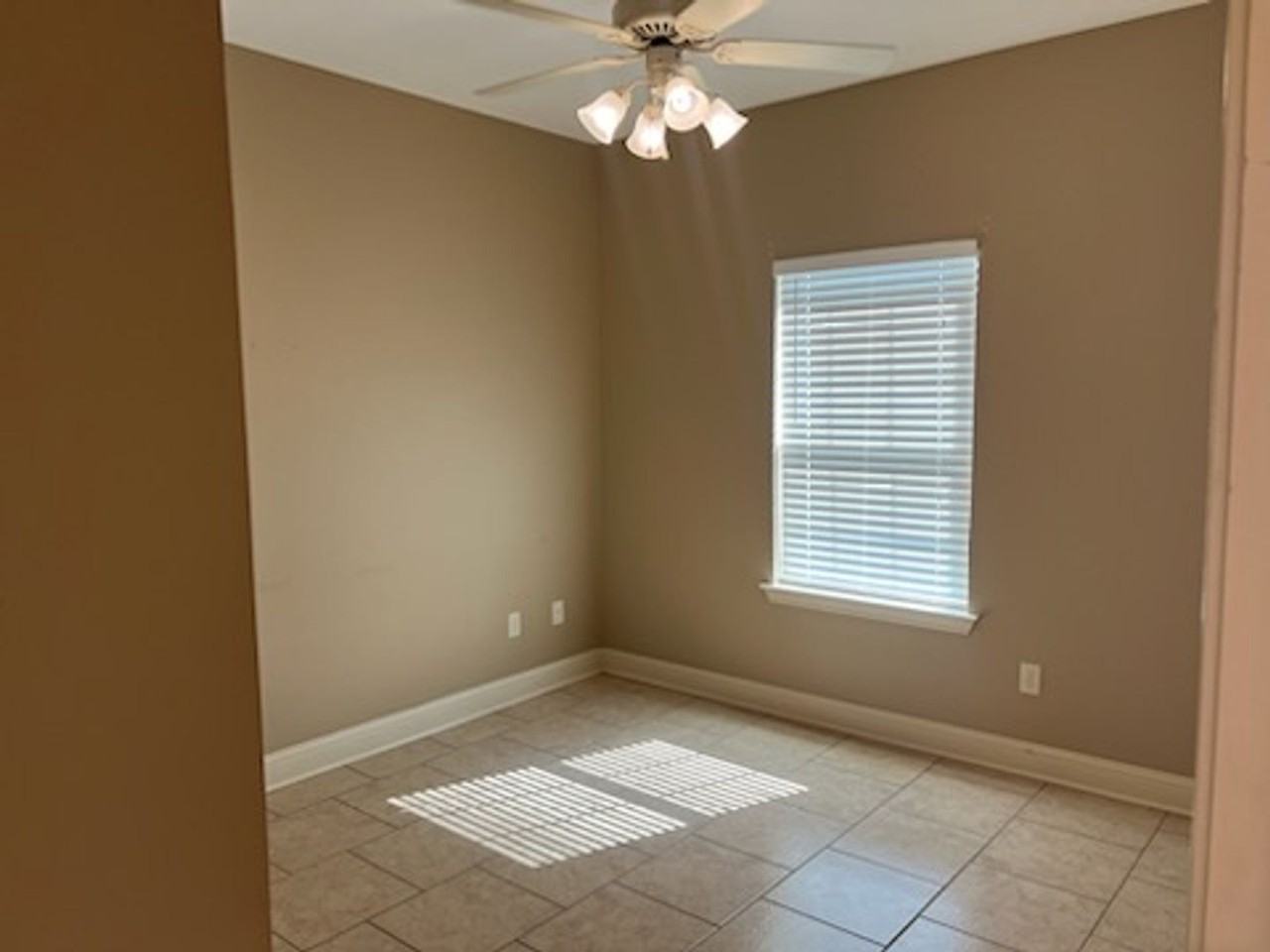 4045 Mobley Cir - Photo 3 of 15