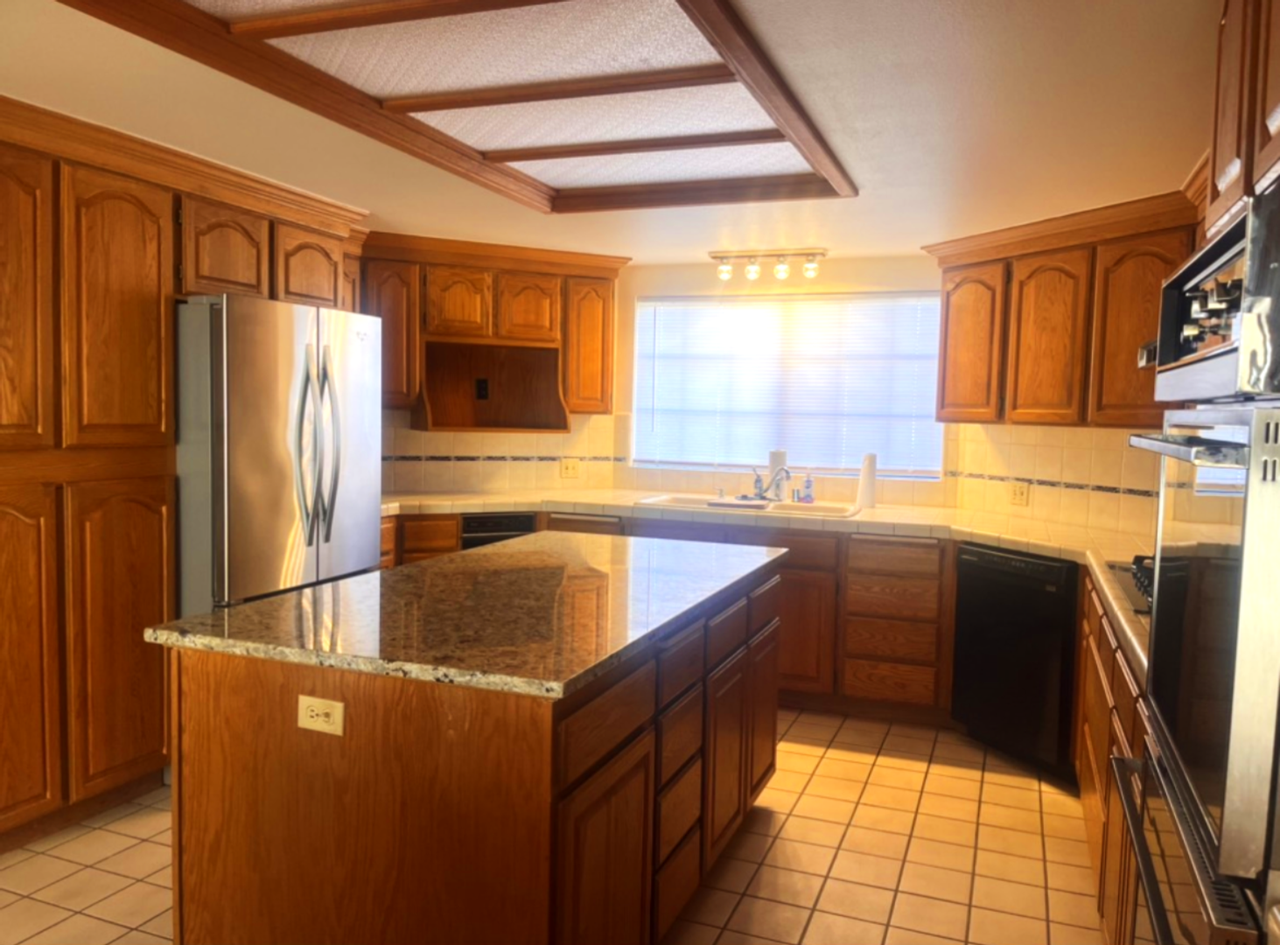 1131 Palm Ct - Photo 2 of 7