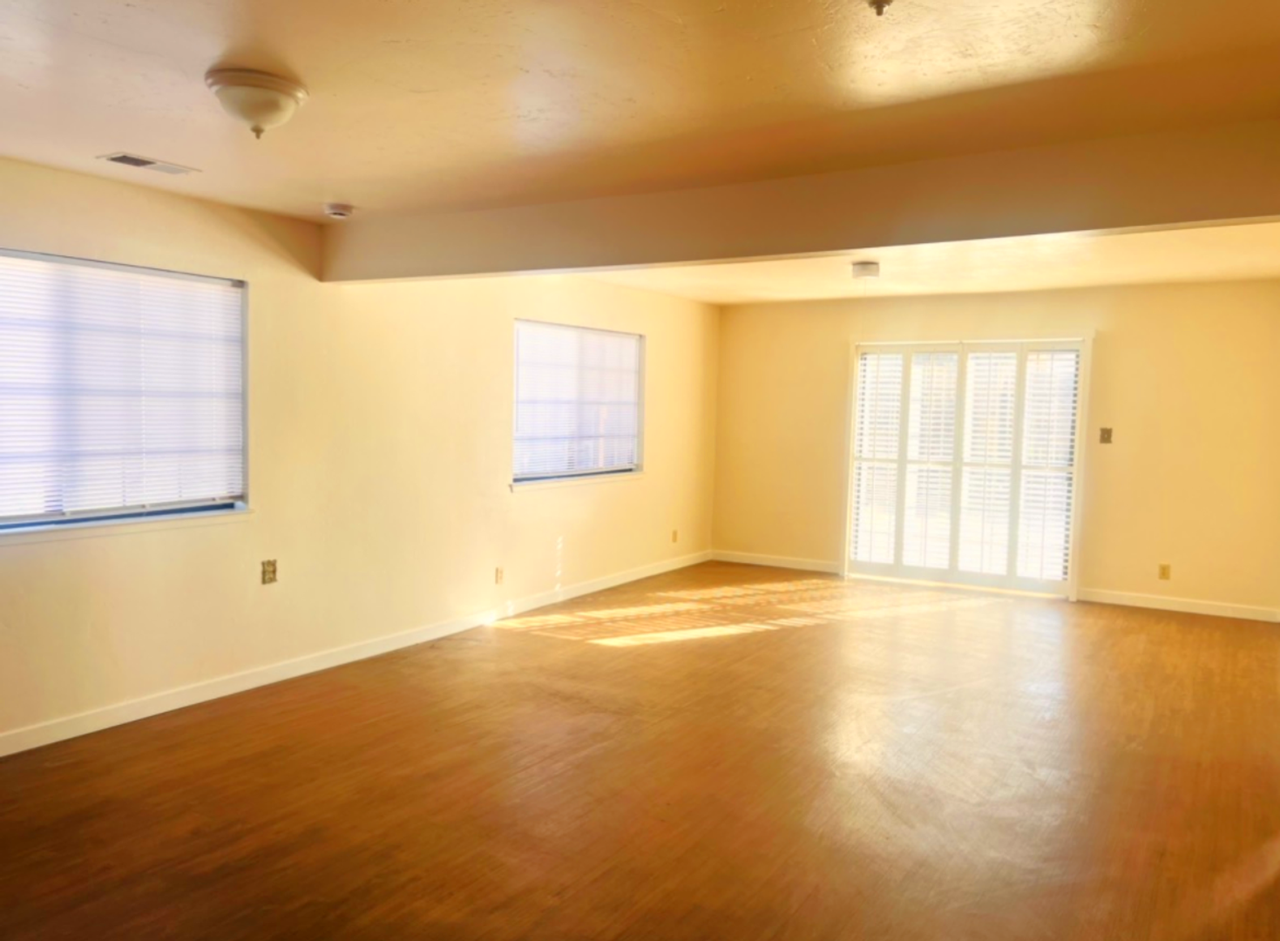 1131 Palm Ct - Photo 3 of 7