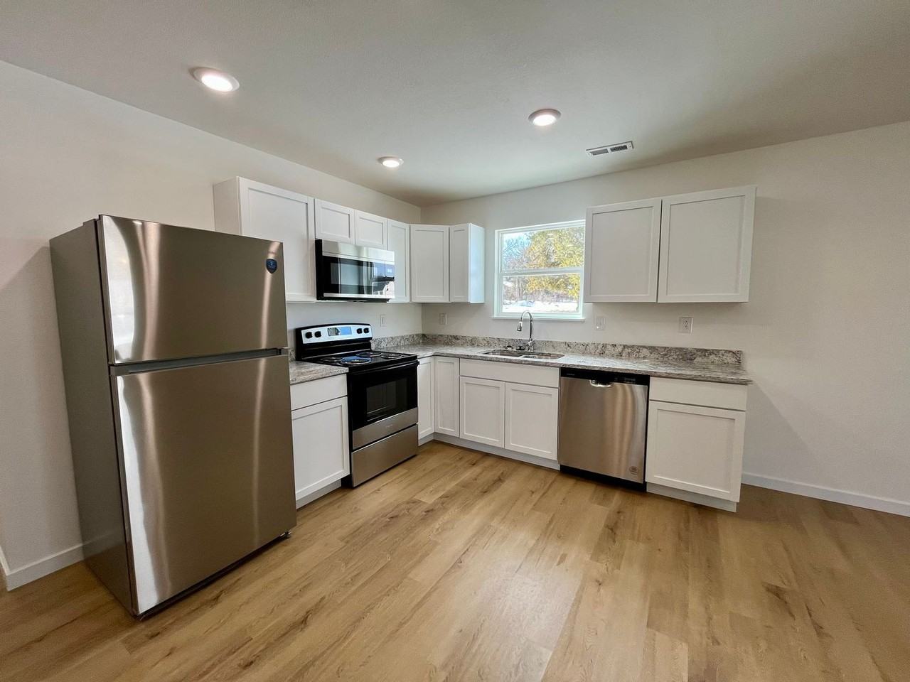 248 Bud St - Photo 3 of 11