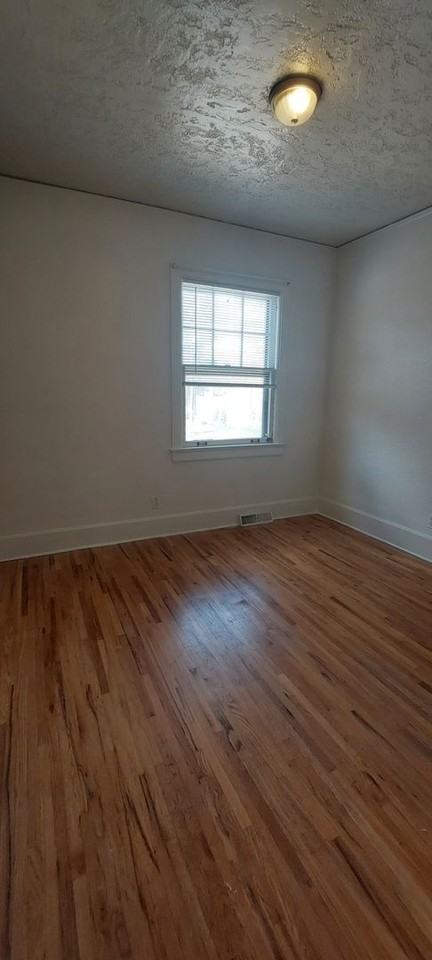 717 16th St - Photo 7 of 8