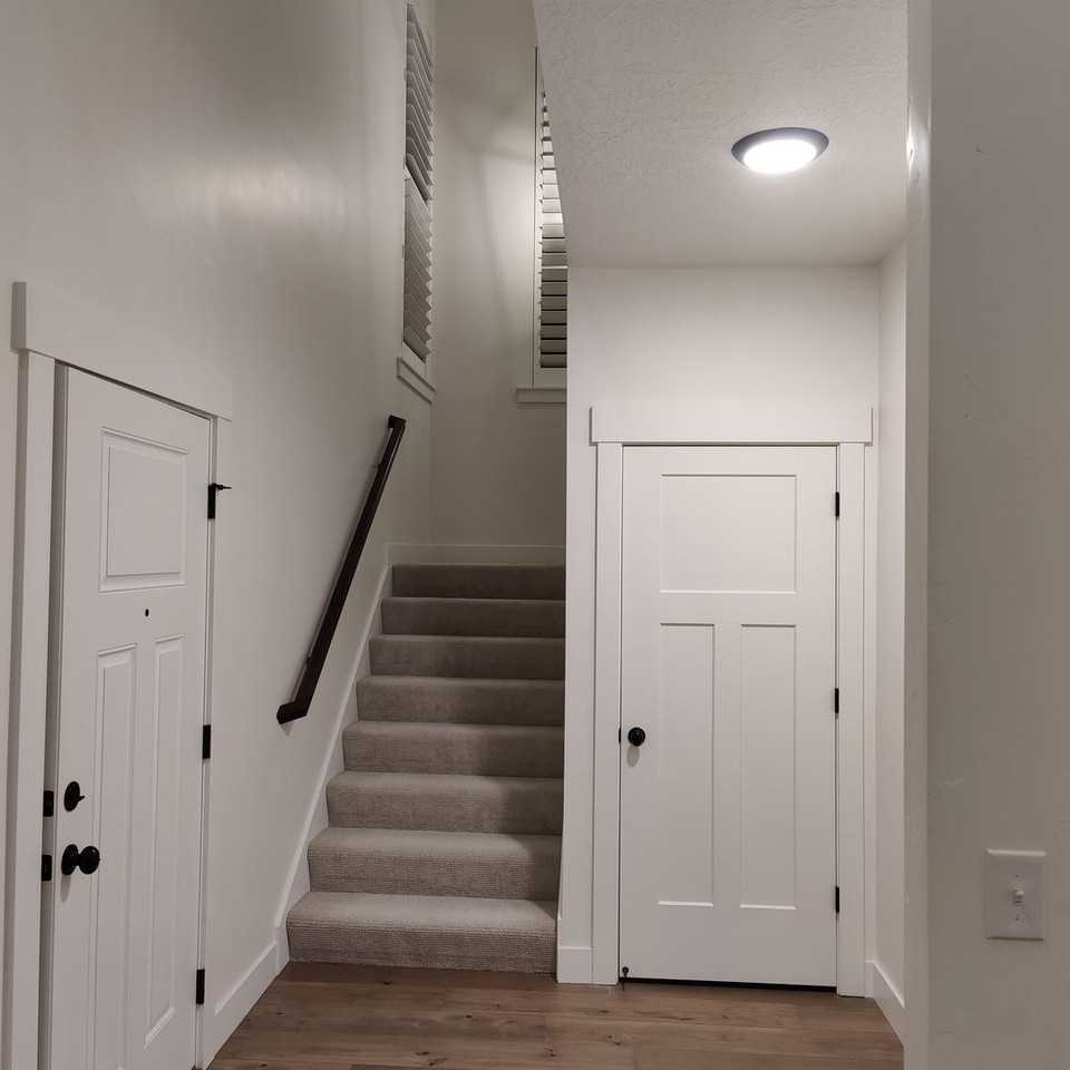 682 E Benbrook Ln - Photo 2 of 24