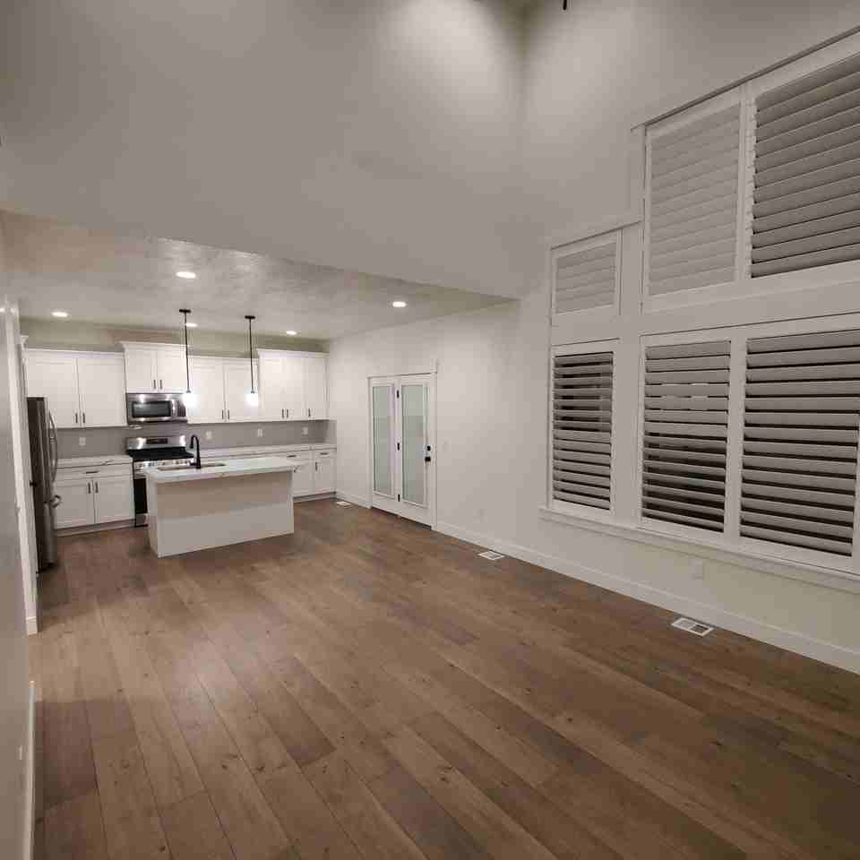 682 E Benbrook Ln - Photo 3 of 24