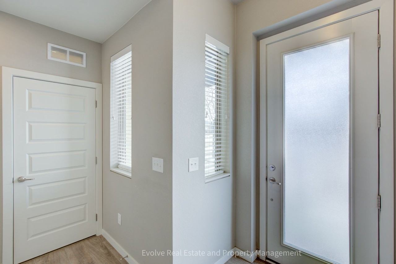 4943 Valentia St - Photo 6 of 25