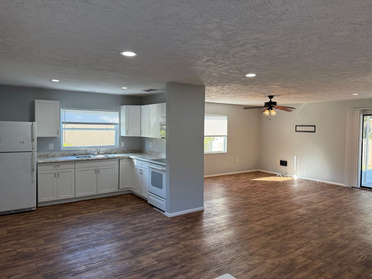 144 Christie Ave - Photo 4 of 26