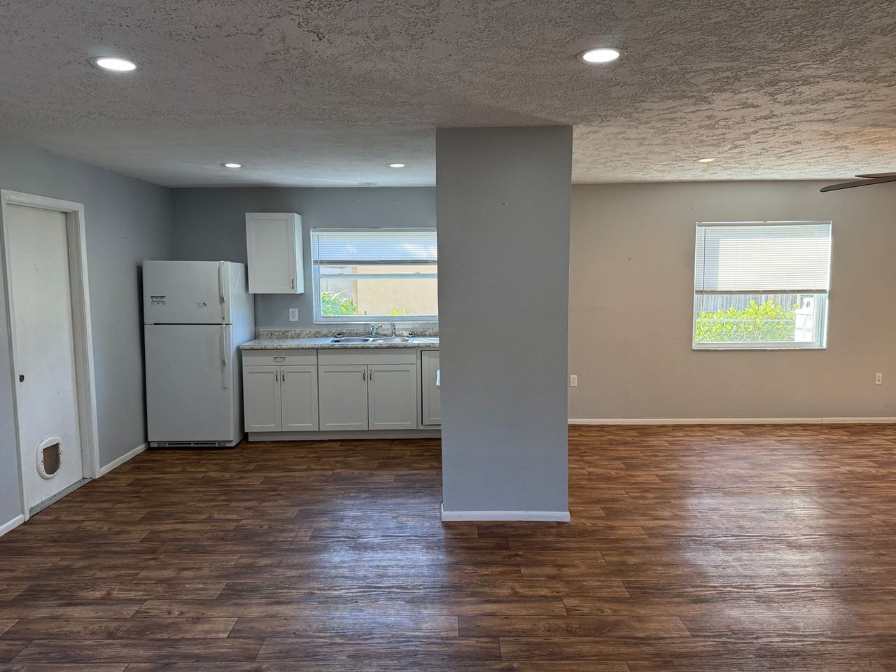 144 Christie Ave - Photo 5 of 26