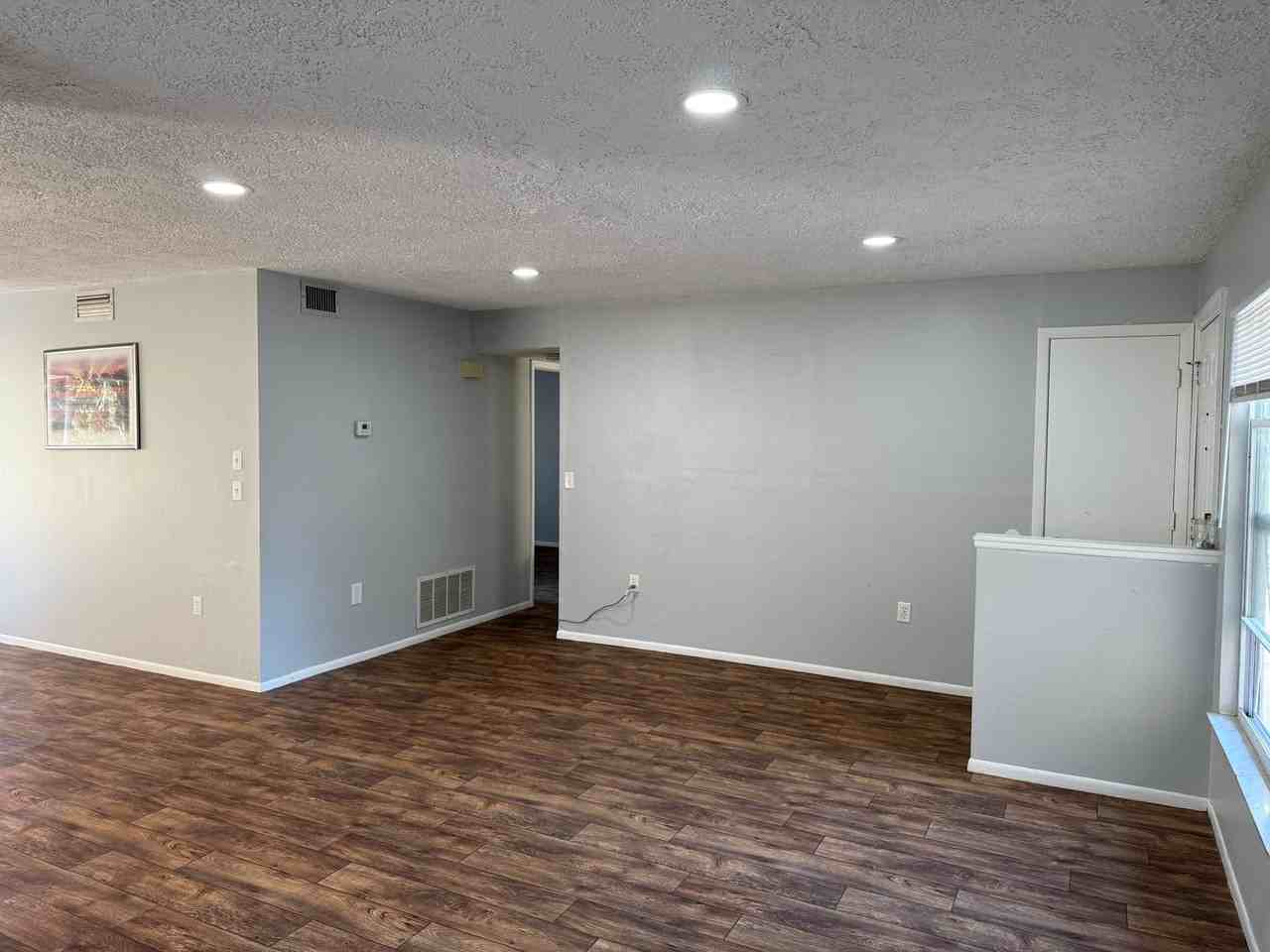 144 Christie Ave - Photo 6 of 26