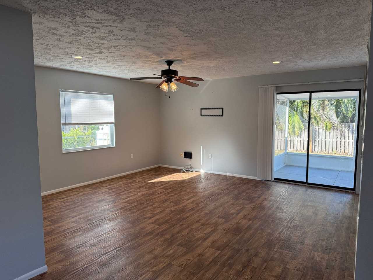 144 Christie Ave - Photo 7 of 26