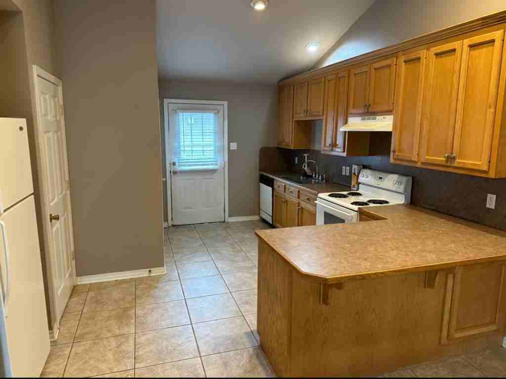 19223 Esterbrook Rd - Photo 2 of 5