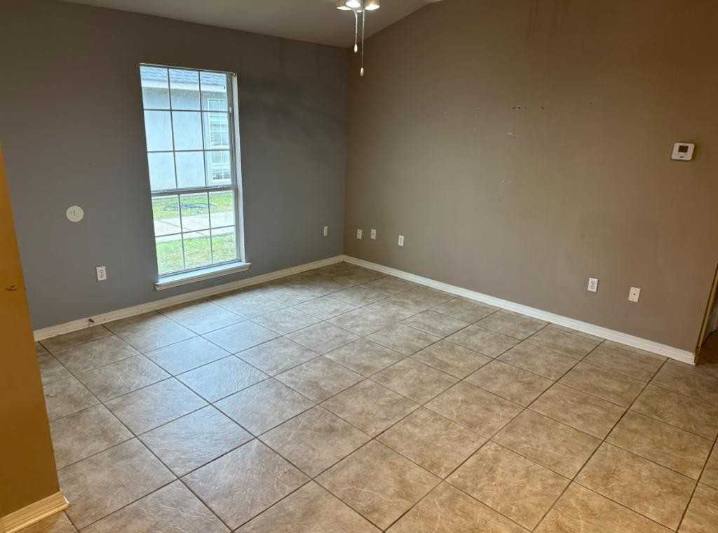 19223 Esterbrook Rd - Photo 3 of 5