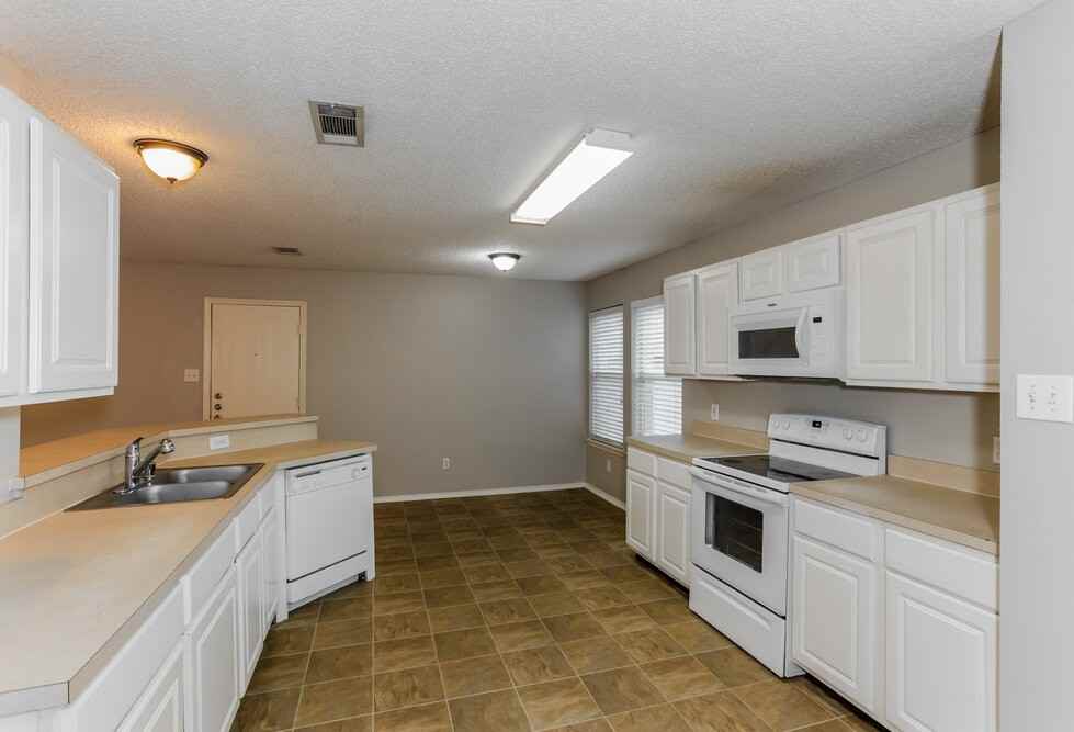 735 Cedarwood Dr - Photo 7 of 17