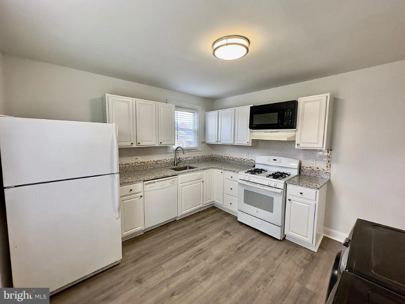 5202 Leeds Ave - Photo 2 of 8