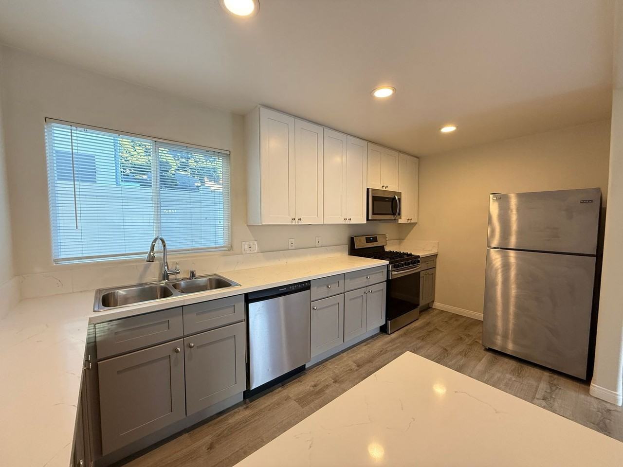 1211 Oliver Ave - Photo 2 of 27