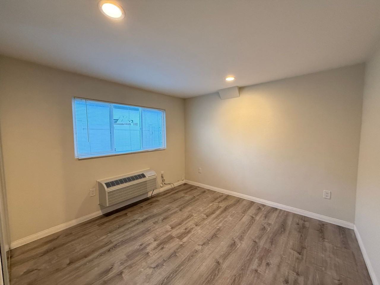 1211 Oliver Ave - Photo 6 of 27