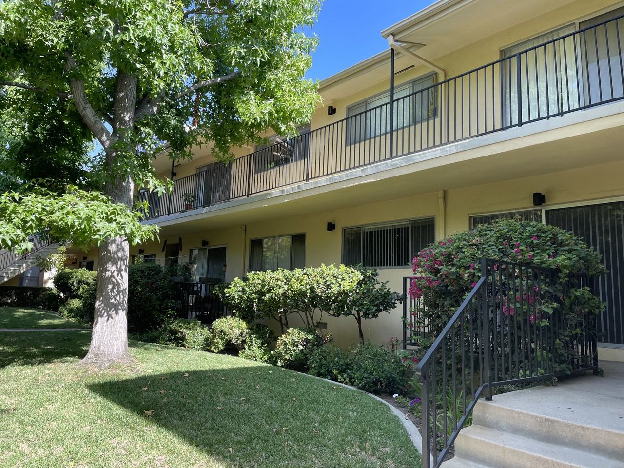 255 S. Oakland Ave. - Photo 3 of 4