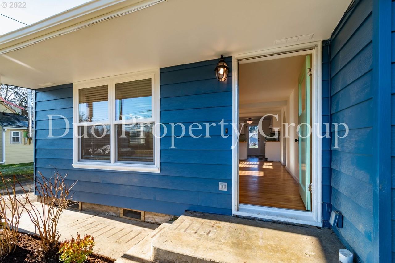 1358 8th St - Photo 2 of 32