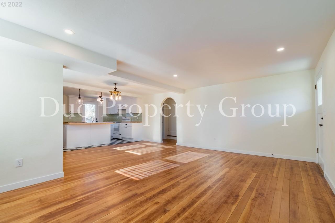 1358 8th St - Photo 4 of 32