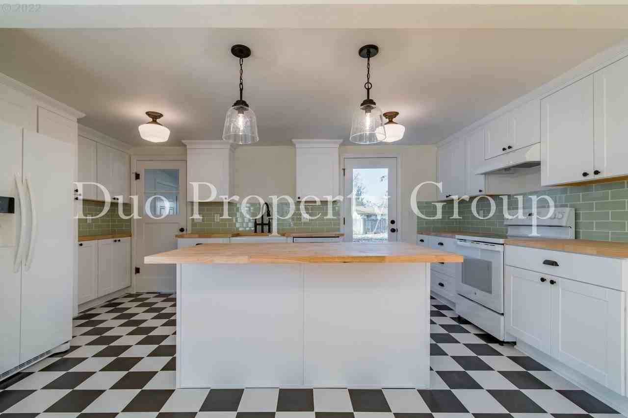 1358 8th St - Photo 7 of 32