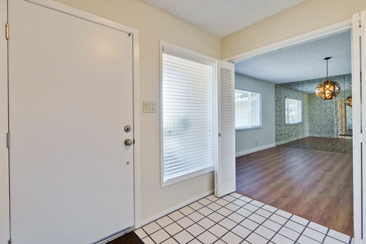 14732 Golf Links Dr - Photo 3 of 34