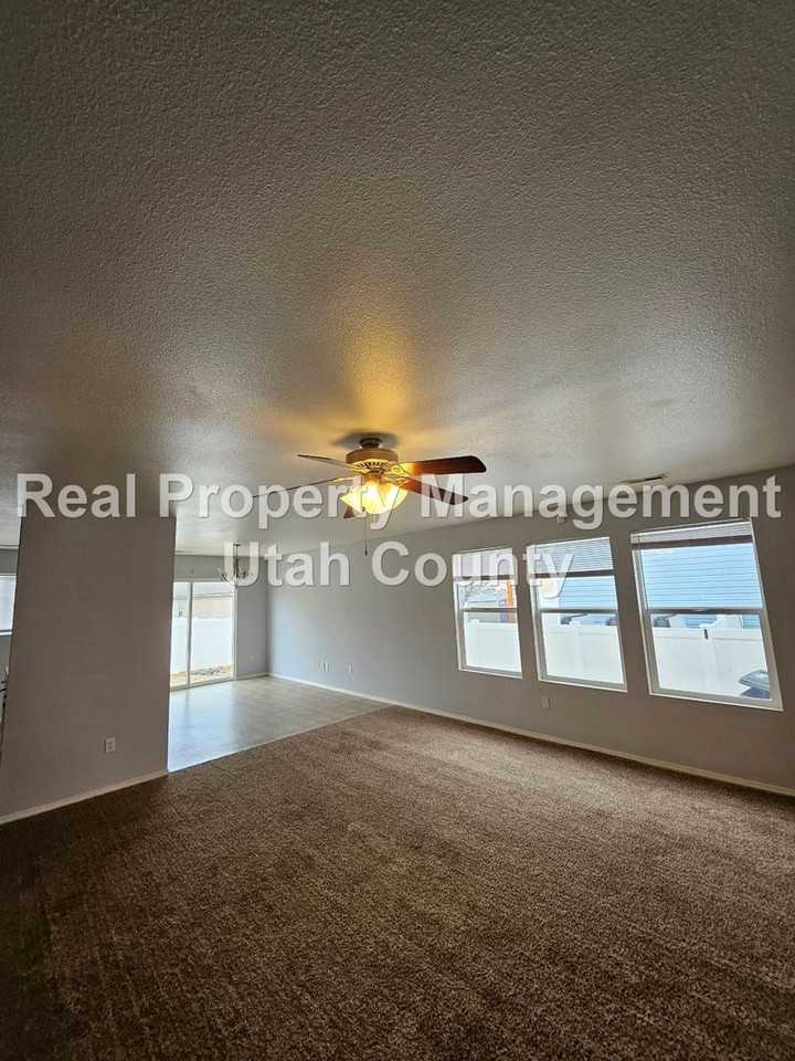 224 S 880 W - Photo 3 of 21