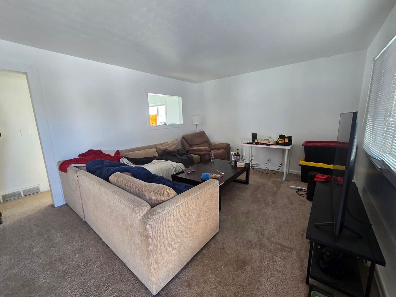 940 37th St - Photo 2 of 8